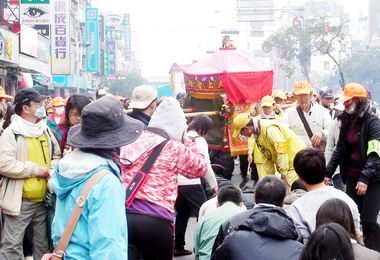 白沙屯拱天宮媽祖回鑾鞭砲聲不斷(圖)