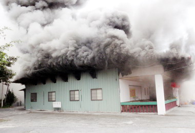 竹山水姑娘ＫＴＶ火警幸無人傷亡(圖)