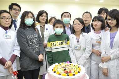 童綜合為戰勝B型流感重症的病童慶生(圖)