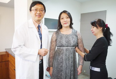 單親媽媽甩熟齡自體脂肪豐胸夯(圖)