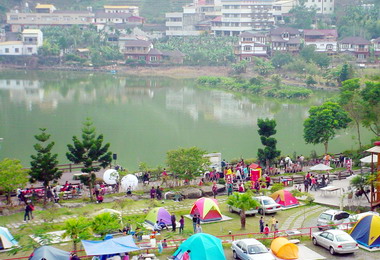 鹿谷麒麟潭湖畔山水美景人留戀(圖)