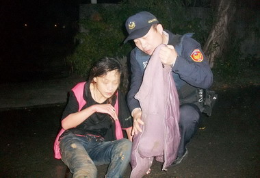 草屯女子深夜跳河尋短員警機靈救回(圖)