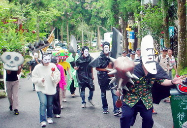 二二八連假鹿谷引人潮(圖)