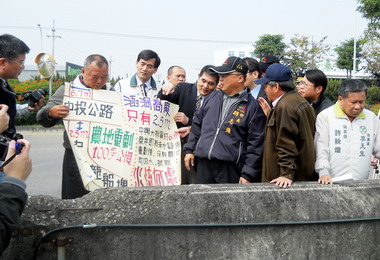胡志強視察大里區中興大排(圖)