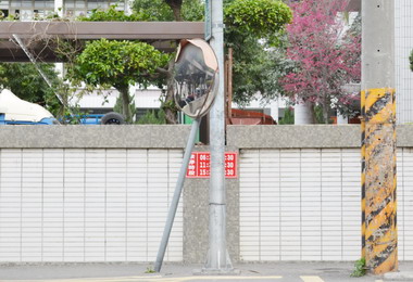 台中反光鏡傾斜遲未改善有礙安全(圖)