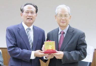 屏東縣府秘書長鍾家治3月1日退休獲肯定(圖)