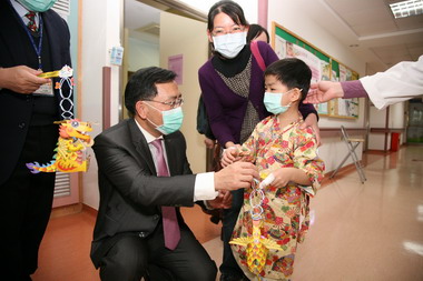 台中副市長蔡炳坤慰問病童並發送小提燈(圖)