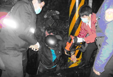 草屯男深夜行經中寮卻摔落6公尺深谷(圖)