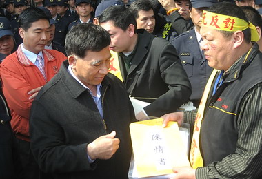 強烈拒絕設納骨塔竹山人至縣府抗議(圖)