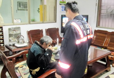 台中員警協助迷途老翁平安返家(圖)