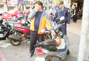 草屯無業男順手牽羊警民圍捕認栽(圖)