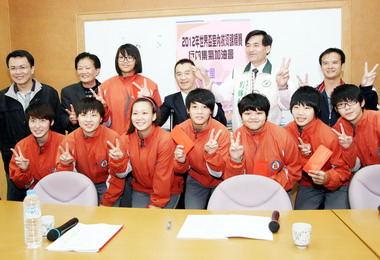 台中副市長徐中雄為大里高中拔河隊加油(圖)