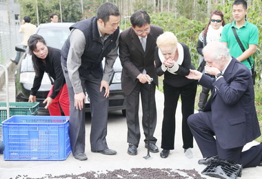 咖啡教母娥娜‧努森探勘魚池咖啡產區(圖)