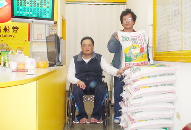 台中彩券行老闆用紅包做愛心(圖)