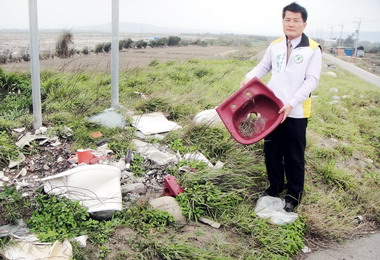 台中大甲溪河畔垃圾處處可見(圖)