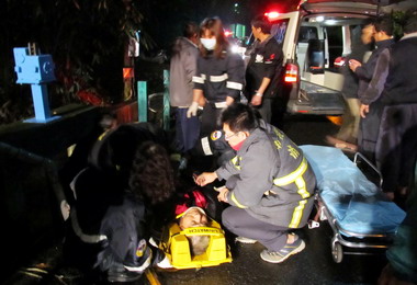 國姓廂型車肇事逃逸機車騎士翻落水溝(圖)