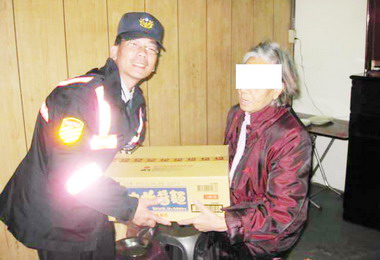 台中警方幫酒駕男送餐給老母(圖)