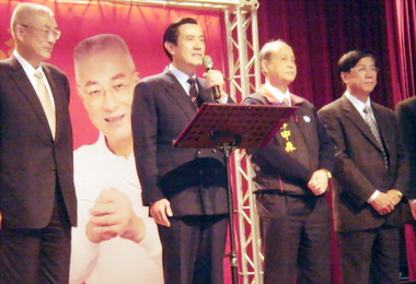 總統馬英九偕吳敦義返鄉拜年(圖)