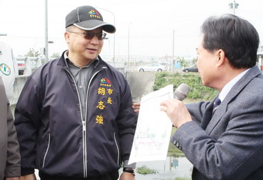 胡志強視察霧峰區乾溪堤防道路(圖)