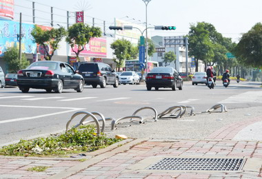 大雅中清路鐵馬架遭破壞未見改善(圖)