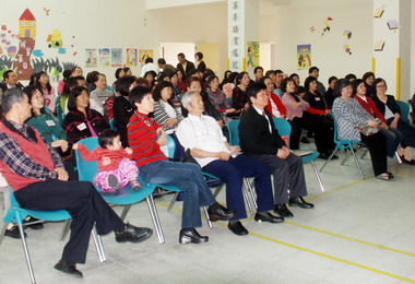 瑞峰國中校友回娘家(圖)