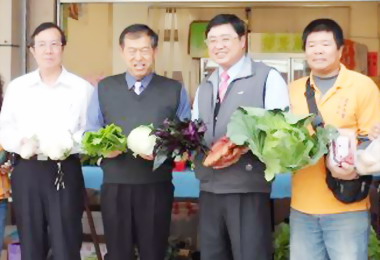 集集鎮長嚴鴻邦觀摩竹山社大農夫市集(圖)