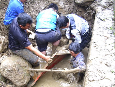 集集鎮民身陷泥沼警消合力救山(圖)