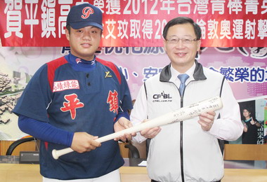 吳志揚接見平鎮高中優秀體育選手(圖)