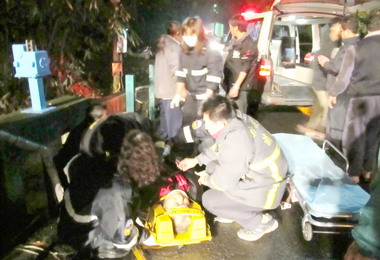 國姓機車騎士與廂型車正面衝撞摔落深溝(圖)