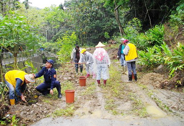 斗南分局進行植樹與防範犯罪交通宣導(圖)