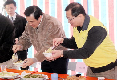 馬英九訪視桃園羅浮部落老人日間關懷站(圖)