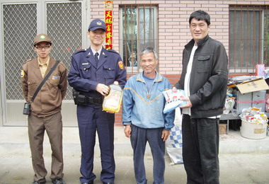 秀峰派出所長簡旗良體恤慰問獨居老者(圖)