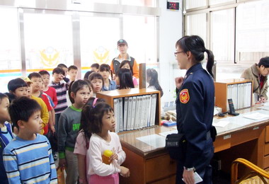 社寮國小戶外教學參觀竹山分局(圖)