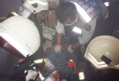 台中市民酒後心情不佳燒炭警消破門救命(圖)