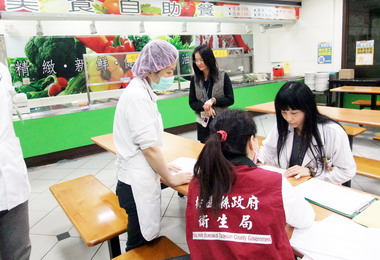 追查瘦肉精衛生局稽查醫院及百貨美食街(圖)