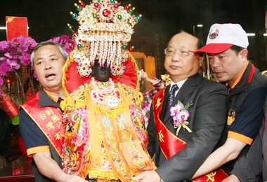 胡志強參與旱溪媽祖繞境啟程(圖)