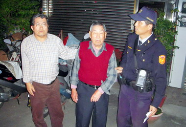 員警熱心護送迷失老人返家家屬感心(圖)