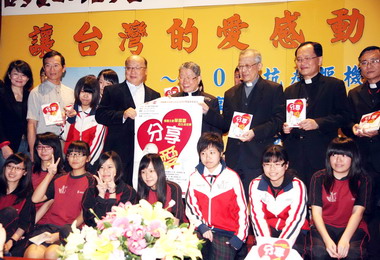 台中抗癌樞機主教單國璽新書義賣(圖)