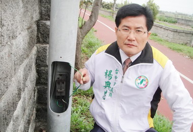 清水自行車道路燈全滅議員：節能減碳？(圖)