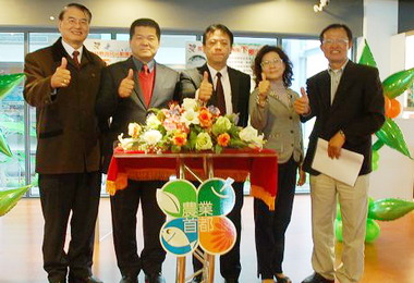 蘇治芬率相關主管下鄉為鄉親提供服務(圖)