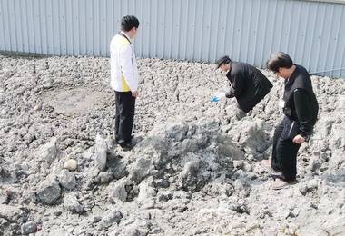台中大量遭偷倒廢棄土臭氣沖天(圖)