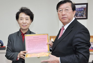 遼寧政協副主席訪五峰邱鏡淳行銷農特產(圖)