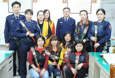 38婦女節斗六警分局長贈花予女性同仁(圖)