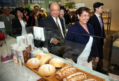 瓜地馬拉第一夫人參訪瑪利媽媽庇護商店(圖)