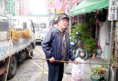 台中里長伯為市場進行清潔消毒(圖)