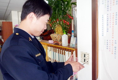新光派出所警員廖瑞峰水電工修繕自己來(圖)
