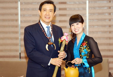 鹿谷首位新住民茶藝師潘菁嶲接受總統表揚(圖)