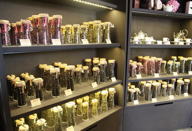 魚池前鄉長廖學輝開設紅茶故事館(圖)