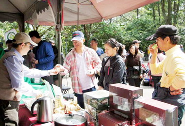 好天氣竹市十八尖山擠爆賞花人潮(圖)