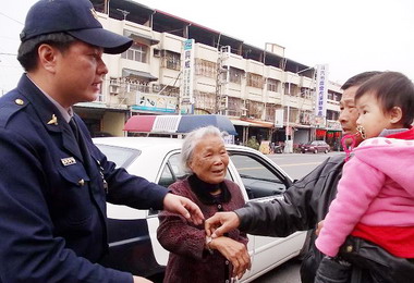 91歲高齡老婦走失 斗六警協助返家(圖)